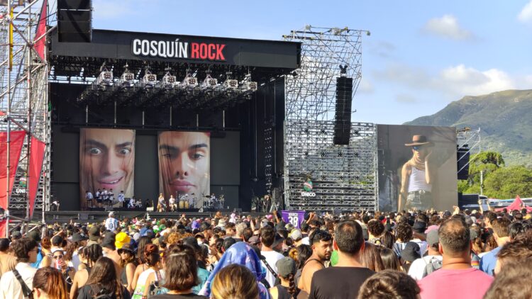 Un parque de diversiones con temática de rock