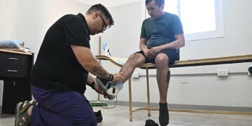 El primer taller público que produce órtesis y prótesis para pacientes sin obra social