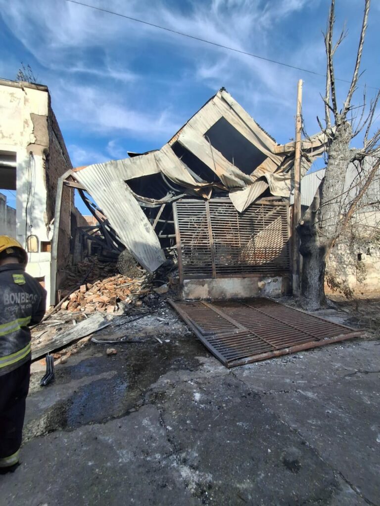 Dos muertos tras un voraz incendio en barrio San Martín