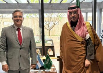 Martín Llaryora busca fondos para financiar obra pública