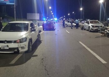 Corrían picadas cerca del Aeropuerto, provocaron un choque múltiple y un joven murió