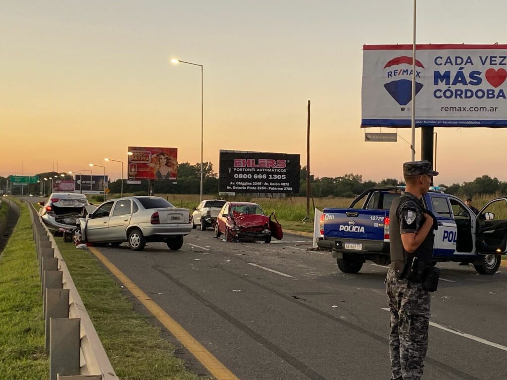 Corrían picadas cerca del Aeropuerto, provocaron un choque múltiple y un joven murió