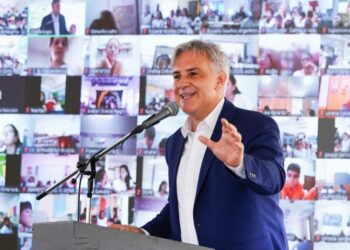 Llaryora inauguró el ciclo lectivo y pidió un «acuerdo colaborativo» con docentes