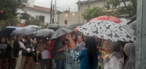 Pese a la lluvia, vecinos de Villa Allende se manifestaron en contra del cierre de calles