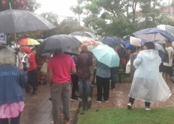 Pese a la lluvia, vecinos de Villa Allende se manifestaron en contra del cierre de calles