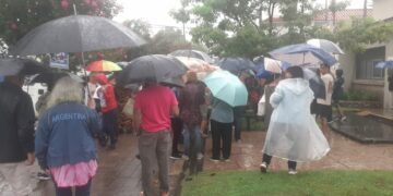 Pese a la lluvia, vecinos de Villa Allende se manifestaron en contra del cierre de calles