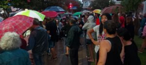 Pese a la lluvia, vecinos de Villa Allende se manifestaron en contra del cierre de calles