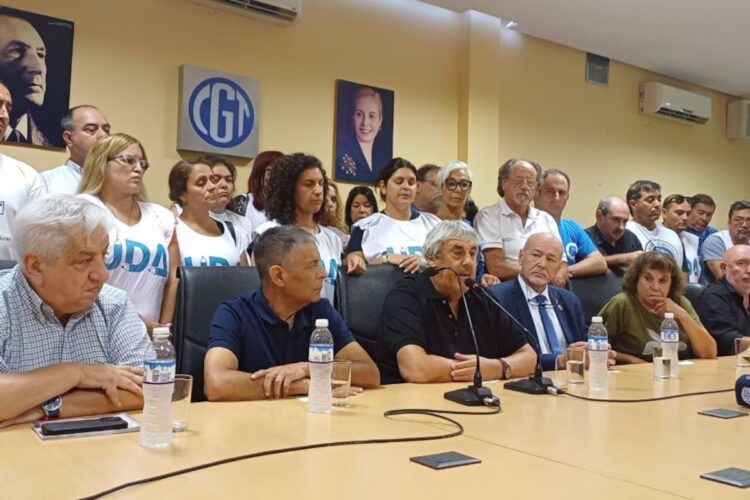 Sergio Romero, de UDA, con Octavio Argüello, Julio Piumato y otros dirigentes en la conferencia de prensa de la semana pasada en la CGT.