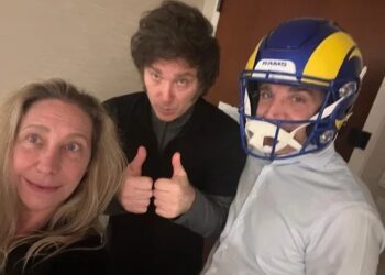 En medio del criptoescándalo, Milei le compró el casco de su película favorita a Caputo