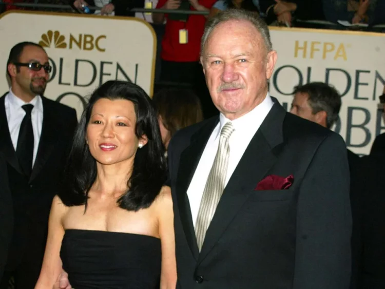 El actor Gene Hackman junto a su esposa.