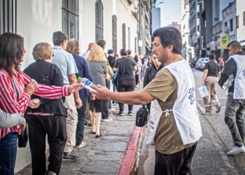 Operativo de hidratación: en qué puntos de la ciudad se reparte agua