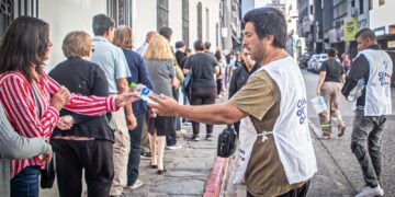 Operativo de hidratación: en qué puntos de la ciudad se reparte agua