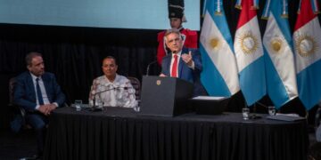 En la apertura de sesiones ordinarias, Llaryora anunció beneficios para la industria y el comercio