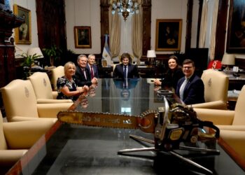 Primera actividad y foto pública de Milei con motosierra incluida