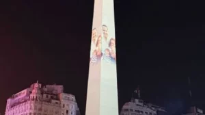 El Obelisco se iluminó con imágenes en apoyo al papa Francisco y la familia Bibas