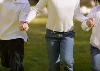 Buscan familia para tres hermanos de 7, 9 y 13 años