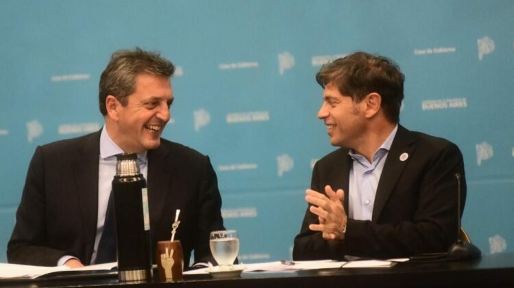 El ex ministro de Econoía Sergio Massa junto al gobernador de Buenos Aires, Axel Kicillof.