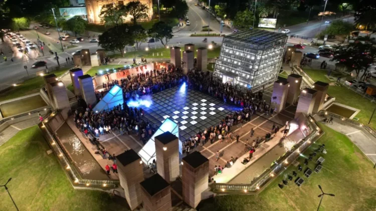 Explanada del Museo Metropolitano de Arte Urbano en Plaza España.