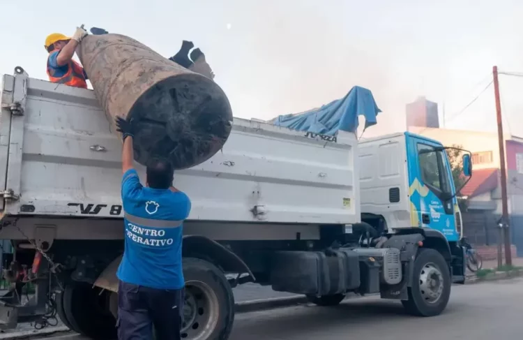 Las cuadrillas pasan por cada domicilio para colaborar en el retiro de elementos que podrían ser criaderos de mosquitos.