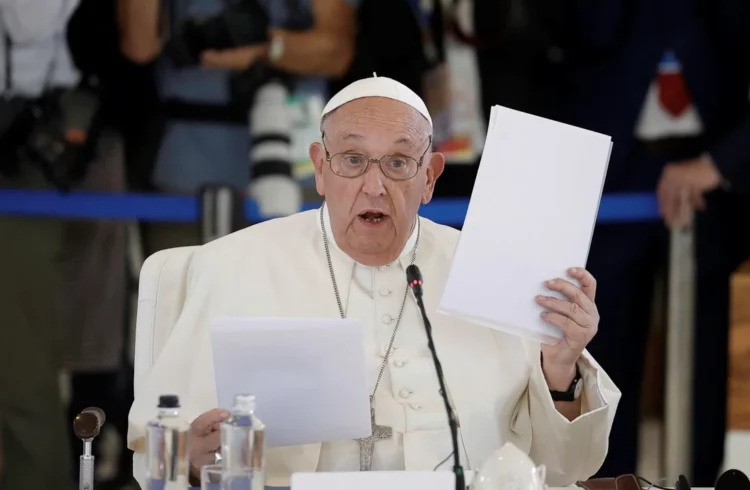 Los fieles rezan por la salud del Papa.