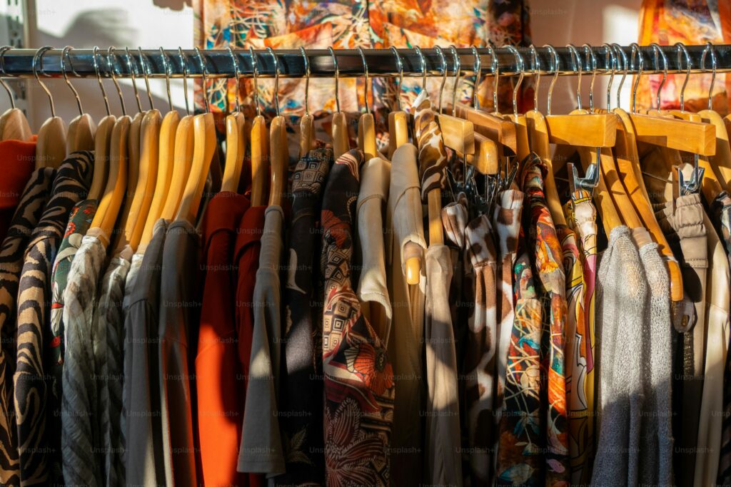 Los turistas aprovechan las vacaciones para comprar ropa vintage