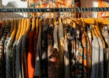 Los turistas aprovechan las vacaciones para comprar ropa vintage