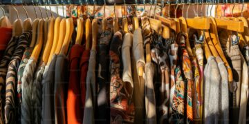 Los turistas aprovechan las vacaciones para comprar ropa vintage