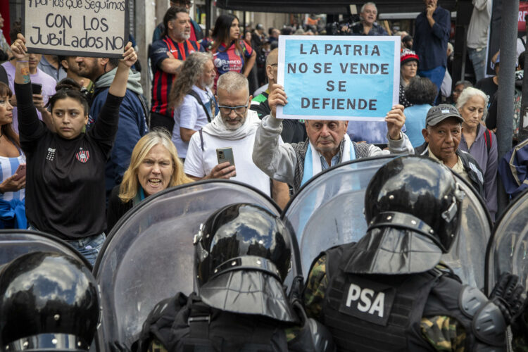 Protesta de jubilados, hinchadas de fútbol, gremios y organizaciones políticas.