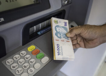 Comisiones más caras: extraer dinero de un cajero puede costar hasta $5.000