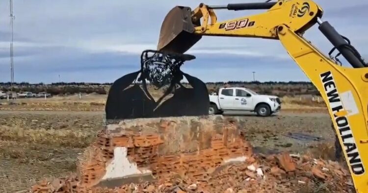 A un día del 24 de marzo, el Gobierno nacional demolió el monumento a Osvaldo Bayer.