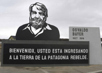 Gobierno demuele monumento a Osvaldo Bayer en Río Gallegos