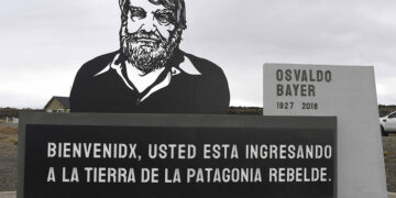 Gobierno demuele monumento a Osvaldo Bayer en Río Gallegos