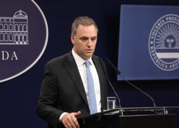 Adorni tildó a Manes de “kirchnerista” y afirmó que utiliza recursos judiciales “para show”