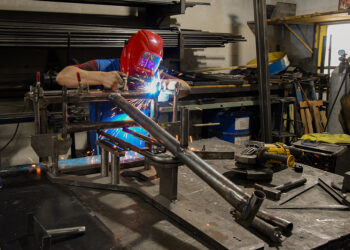 Reclusos de Bouwer fabrican tricicletas para personas con discapacidad