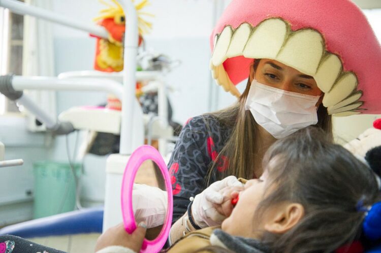 El cepillado con flúor y una buena higiene oral son fundamentales.