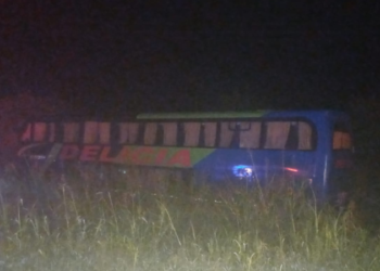 Dos personas fallecieron tras colisionar un automóvil y un colectivo