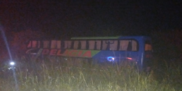 Dos personas fallecieron tras colisionar un automóvil y un colectivo