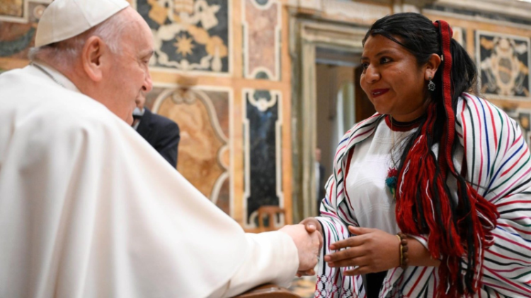 El Papa Francisco se reúne con los participantes del taller sobre conocimientos indígenas en la Sala Clementina (VATICAN MEDIA Divisione Foto), Marzo 2024.