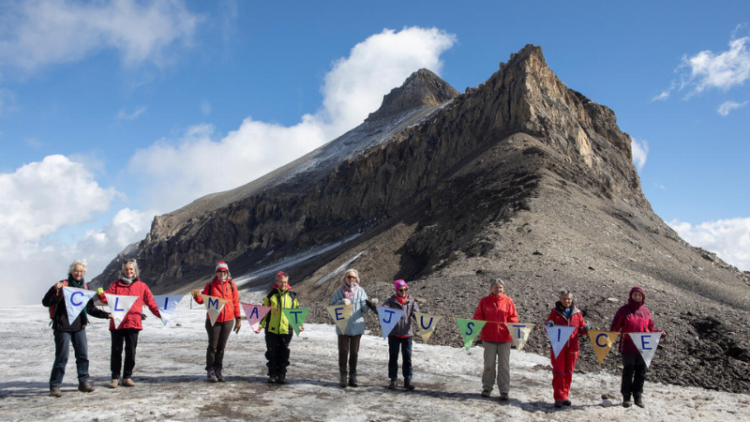 Un grupo de mujeres suizas colocan protestan en los glaciares Scex Rouge y Tsanfleuron contra la inacción del gobierno suizo ante la creciente emergencia climática y sus impactos en la salud. Foto: Greenpeace.