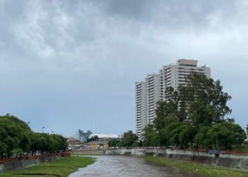 Fuerte crecida del Río Suquía, evacuados y cortes en la Ciudad de Córdoba