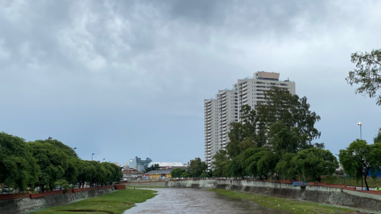 Fuerte crecida del Río Suquía, evacuados y cortes en la Ciudad de Córdoba