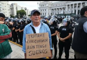 Dura represión de la marcha de jubilados frente al Congreso Dura represión de la marcha de jubilados frente al Congreso