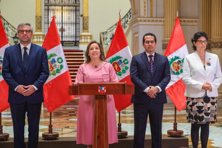 La presidenta de Perú puso fecha a las elecciones generales para abril 2026