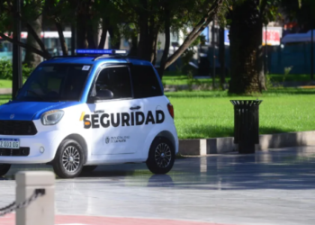 La Plata: la plaza principal tiene como patrullero un auto eléctrico