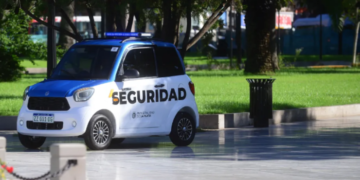 La Plata: la plaza principal tiene como patrullero un auto eléctrico