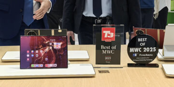 El primer celular plegable triple se presentó en el MWC 2025