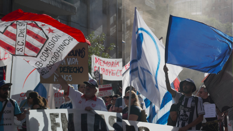 Hinchas cordobeses apoyan la lucha de los jubilados