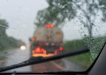 Qué hacer si te sorprende una tormenta intensa mientras manejas en auto