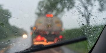 Qué hacer si te sorprende una tormenta intensa mientras manejas en auto