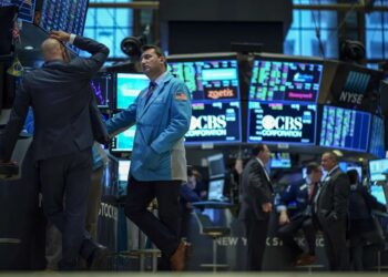 Acciones y bonos muestran un rebote leve luego de que Milei firmó el decreto